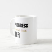 Tasse « Progress Looks Like Her » 33cl – Journée d (Devant gauche)