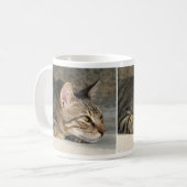 Tasse réfléchie adorable de chat tigré (Devant gauche)