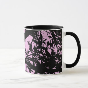 Tasse rose de branches d'arbre