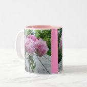 Tasse rose de disposition de vase à pivoines de (Devant gauche)