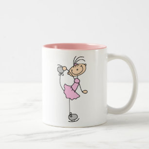 Tasse rose de fille de patinage de glace