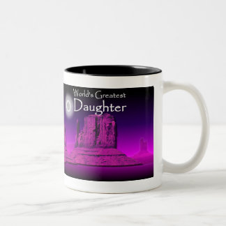 Tasse rose des mains affectueuses de la fille
