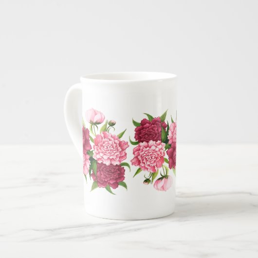 Tasse rose élégante de porcelaine tendre de (Devant gauche)