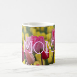 Tasse rose et jaune de MAMAN de tulipes
