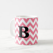 Tasse rose et noire de monogramme de Chevron (Devant gauche)