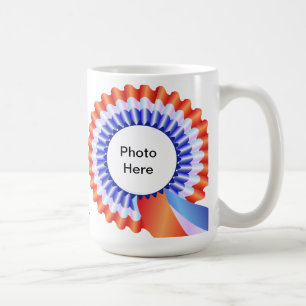 Tasse rouge, blanche et bleue de photo de rosette
