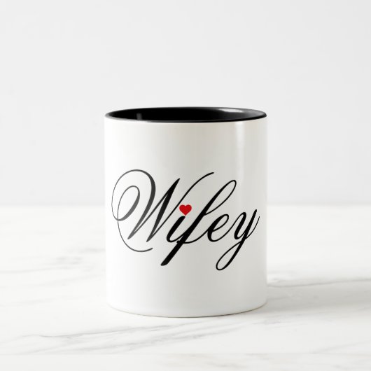 Tasse rouge de coeur de Wifey blanche et noire (Centre)