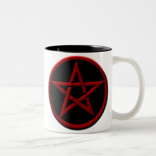 Tasse rouge de pentagone étoilé (Droit)