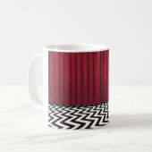 Tasse rouge de pièce de loge noire (Devant gauche)