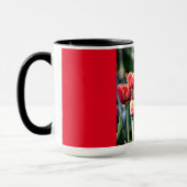 Tasse rouge de sonnerie avec les tulipes rouges (Gauche)