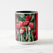 Tasse rouge de sonnerie avec les tulipes rouges (Centre)