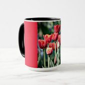 Tasse rouge de sonnerie avec les tulipes rouges (Devant gauche)