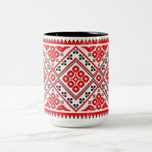 Tasse rouge des soleils de broderie de Vyshyvanka (Centre)