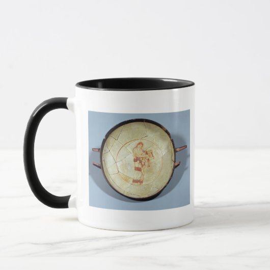 Tasse sans pied, Muse debout jouant la lyre, (Gauche)