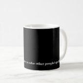 Tasse Snarky de réponse de problème (Devant droit)