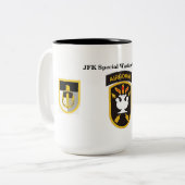 Tasse spéciale de centre de guerre de JFK (Devant gauche)