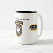 Tasse spéciale de centre de guerre de JFK (Devant droit)