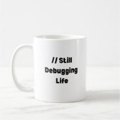 Tasse Still Debugging Life – Cadeau drôle pour cod (Gauche)