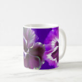 Tasse stylisée pourpre d'art de fleur de pensées (Devant droit)