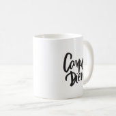 Tasse typographique de citation de Carpe Diem (Devant droit)