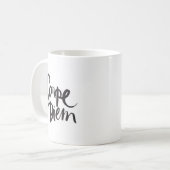 Tasse typographique de citation de Carpe Diem (Devant gauche)