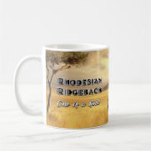 Tasse unique Rhodesian Ridgeback dans la savane (Gauche)