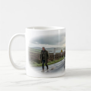 Tasse Village Côtier de Retour par Route Pluvieuse