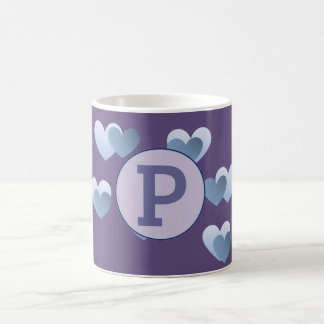 Tasse violette de lettre de coeurs