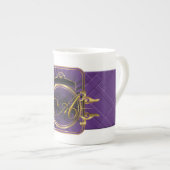 Tasse violette de porcelaine tendre de monogramme (Devant droit)