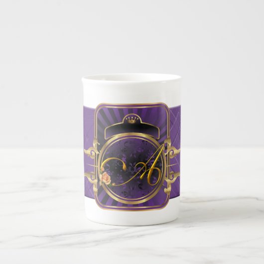 Tasse violette de porcelaine tendre de monogramme (Devant)