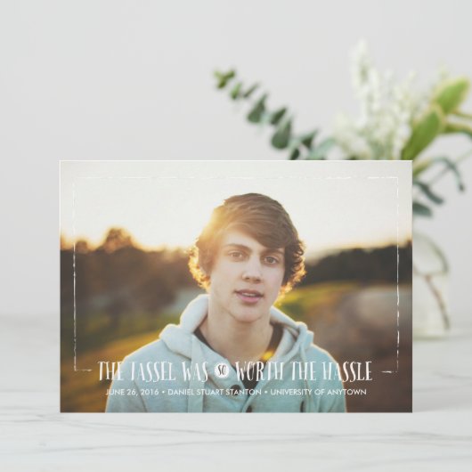 Tassel mérite le Hassle dans White Grad Faire-part (Debout devant)