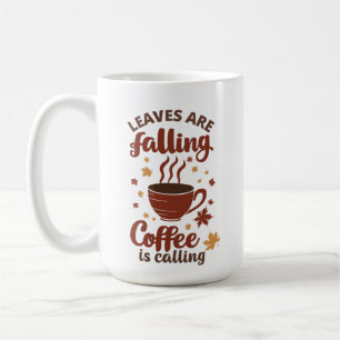 Tasses d'automne à café en feuilles tombantes