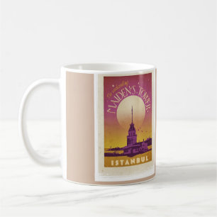 Tasses de café de la tour de la jeune fille