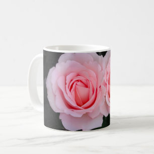 Tasses rêveuses de roses