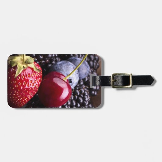 Tasty Summer Fruits on a Wooden Table Bagagelabel (Voorkant horizontaal)