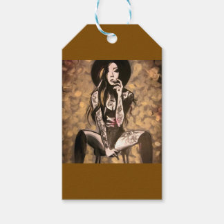 Tatoeëerde vrouw in goud cadeaulabel