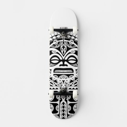 Tattoo van het polynesiaanse tribaalmasker van Tik Skateboard (Voorkant)
