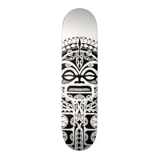 Tattoo van het polynesiaanse tribaalmasker van Tik Skateboard