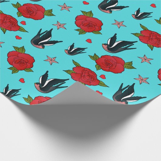 Tattoo zwaluwen en Rozen Rockabilly Verjaardag Cadeaupapier (Hoek)