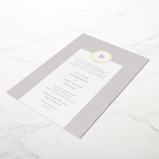 Taupe and Gold Circle Monogram Weddenschap Folie Uitnodiging (Gedraaid)