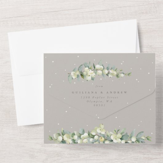 Taupe/Greige Snowberry+Eucalyptus Winterbruiloft All In One Uitnodiging (Achterkant)