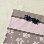 Taupe & Serviette de plage Empreinte de patte rose (En situation)