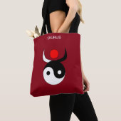 Taurus & Stylish Black & White Yin Yang op Maroon Draagtas (Dichtbij)