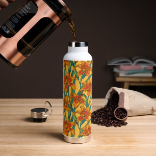 Tawny daglilbloemen, blauw en geel waterfles