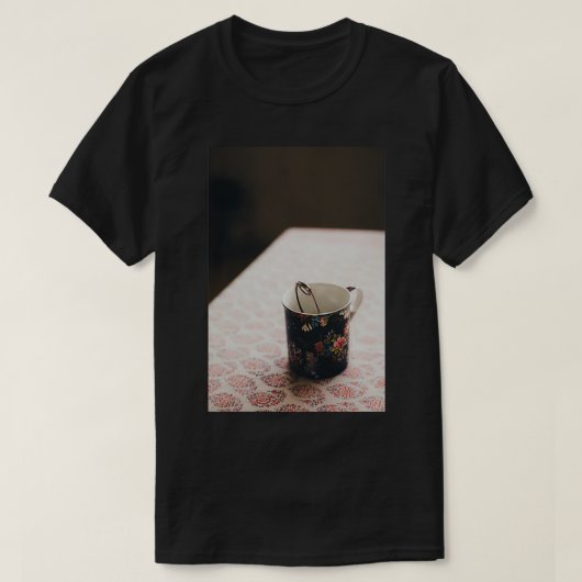 Tea cup op tafel t-shirt (Design voorkant)