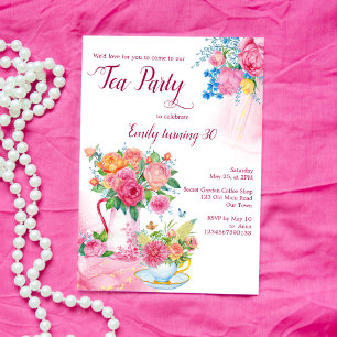 Tea party's verjaardagskop gevuld met magenta bloe kaart