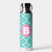 Teal Quatrefoil Pattern Custom Pink Monogram Waterfles (Voorkant)