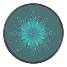 Tealbladge-mandala-ontwerp op donker cyaan