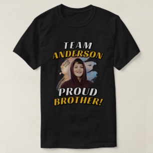 Team [Achternaam] Trots Broer Afstudeerfoto T-shirt