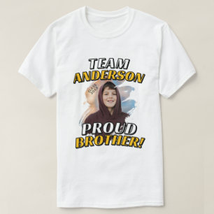 Team [Achternaam] Trots Broer Afstudeerfoto T-shirt